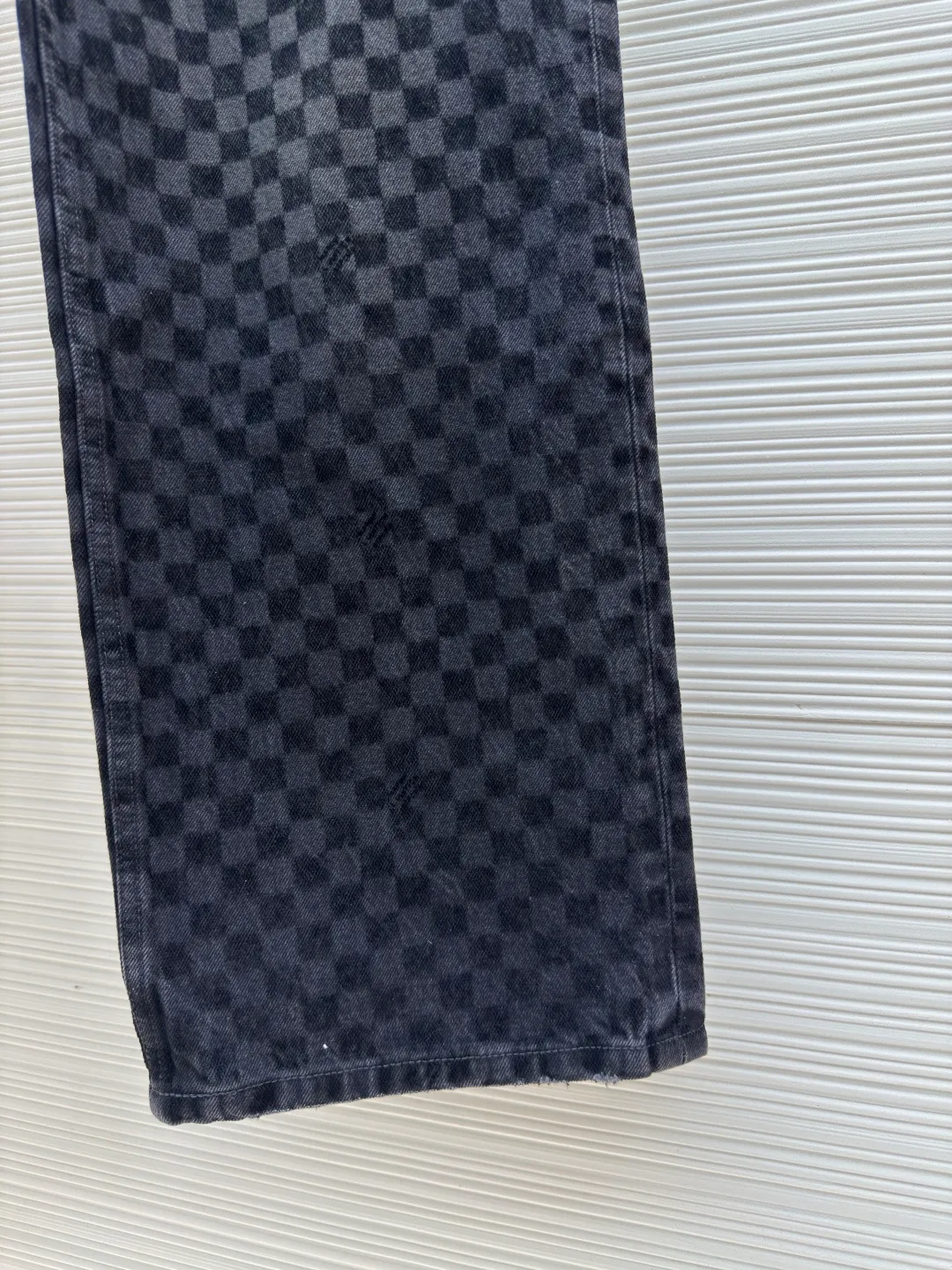 LOUIS VUITTON SS25 plaid gradient flocking jeans ●Authentic product: Purchased and developed at 17700 ●Item number: 1680023-B65 ●Fabric: twill cotton denim fabric ●Technology: Washing process ●Version: Fitted version ●Size: 30-32-34-36 ●Weight: about 930g ●Description: Made of 100% pure cotton washed vintage denim. The fabric has been specially treated to present a natural aged effect. The entire trousers are covered with Der check flocking patterns of different shades, subtly integrating the brand's iconic checkerboard elements into the design. The waistband is decorated with pearlescent buttons and metal rivets for decorative details, highlighting exquisite craftsmanship. The classic five-pocket tailoring design not only retains the practical function of traditional denim pants, but also gives it a modern and fashionable silhouette. The overall wiring is straight and delicate, the fabric is comfortable and soft, and the color is consistent without color difference. It can be matched with the same style to create a fashionable look and control various occasions. Customized accessories, complete with three standards, same style for men and women!